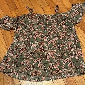 Spaghetti, off the shoulder top In great condition:)